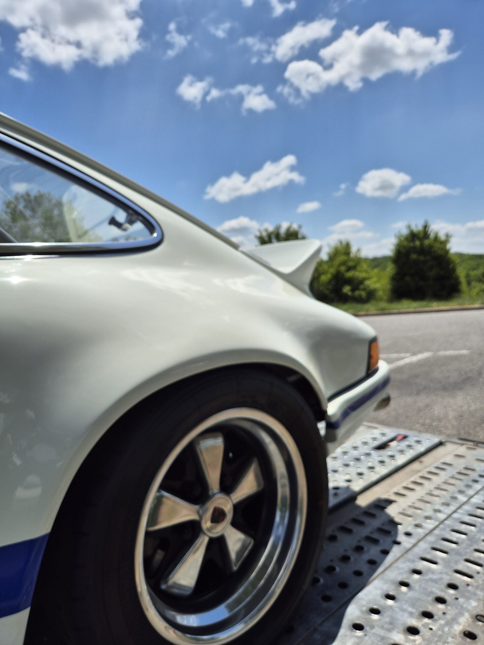Sangler une voiture sur une remorque porte-voiture en 2026 : guide complet pour un arrimage sûr